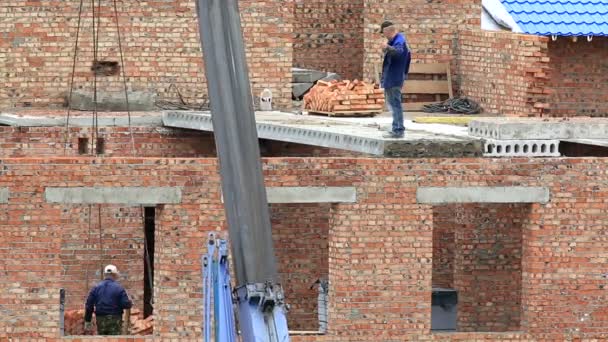 Guindaste levanta paletes de tijolos para o próximo andar. Tempo de Caducidade — Vídeo de Stock