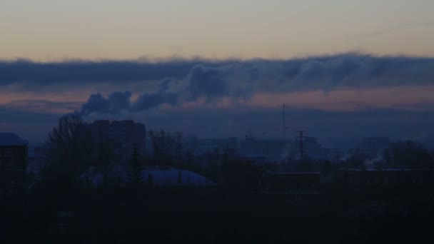 Zonsopgang boven de stad Omsk. Time-lapse — Stockvideo