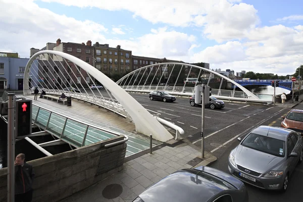 James Joyce brug en de rivier de Liffey — Stockfoto