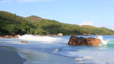 Sunrise güzel dalgaları sahilde Anse Lazio.