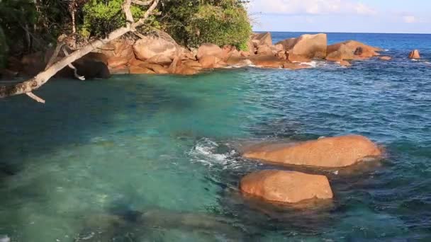 Beautiful Indian Ocean on the beach of Anse Lazio. — Stock Video