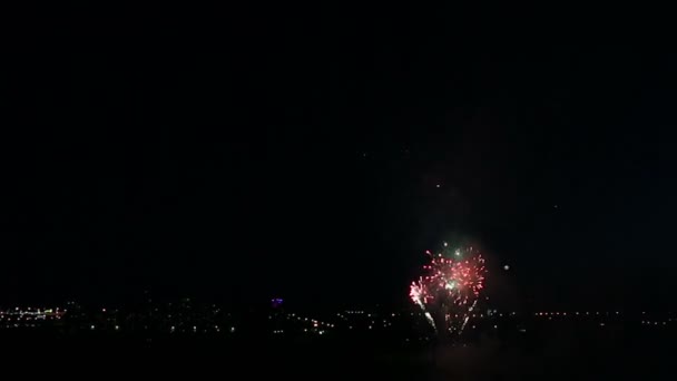 Gyönyörű tűzijáték a folyó, az éjszakai égbolton. Idő telik el — Stock videók