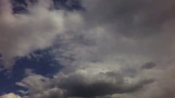 De beaux nuages flottent à travers le ciel bleu. Délai imparti — Video