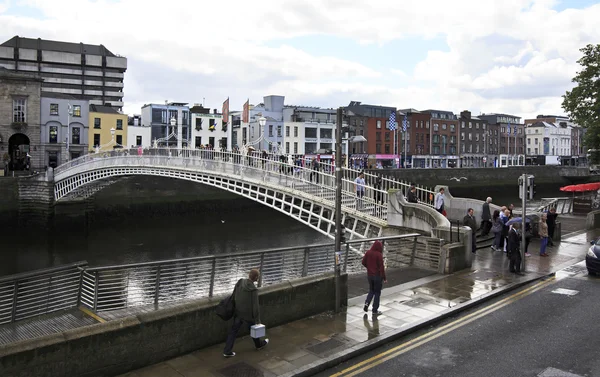 River Liffey and the Ha Penny Bridge in Dublin — Stockfoto