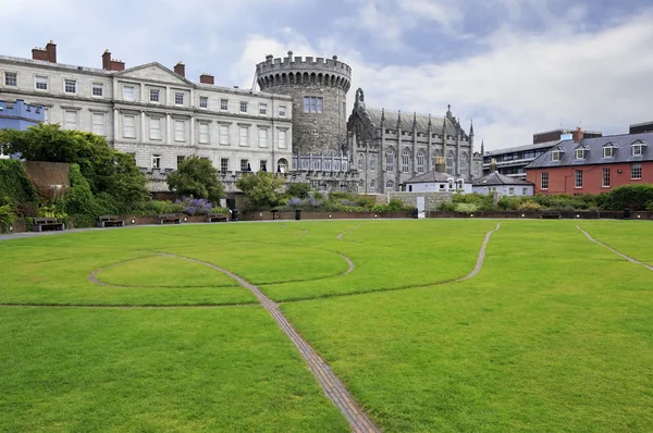 Castelo de Dublin, visto do parque ao sul, fora das muralhas . — Fotografia de Stock