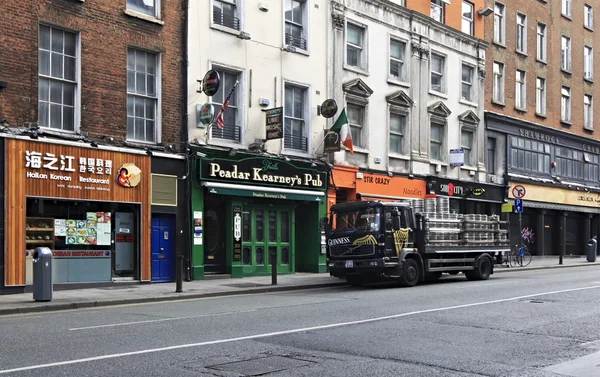 Caminhão carregado com barris de cerveja Guinness no bar em Dublin . — Fotografia de Stock