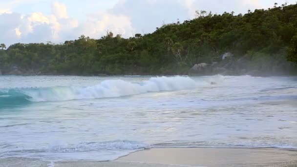 Vackra vågor vid soluppgången på stranden Anse Lazio. — Stockvideo