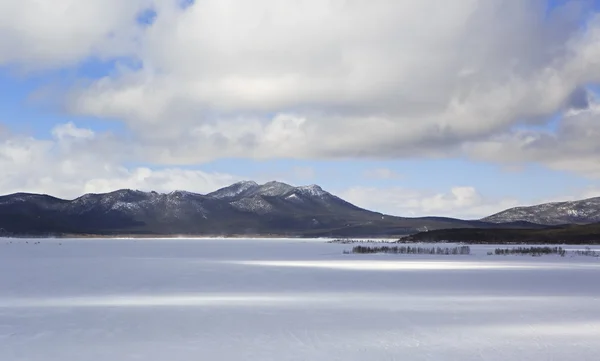 Lac Schuchye dans le parc national Burabay . — Photo