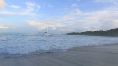 Panorama gündoğumu sahilde Anse Lazio.