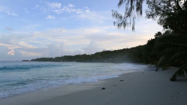 Onde all'alba sulla spiaggia Anse Lazio . — Video Stock