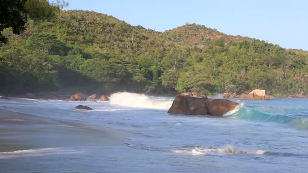 Golven bij zonsopgang op het strand van Anse Lazio. — Stockvideo