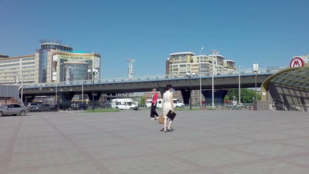 Ponte intitolato al sessantesimo anniversario della vittoria della Grande Guerra Patriottica e della stazione della metropolitana . — Video Stock