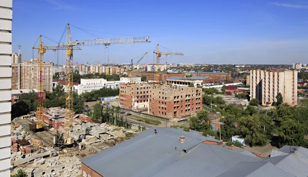 Construção de edifício de tijolo de apartamento de edifício alto. — Fotografia de Stock