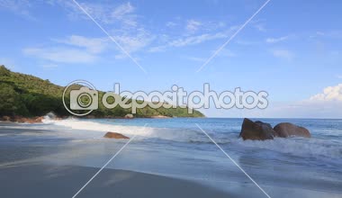 Sunrise güzel dalgaları sahilde Anse Lazio.