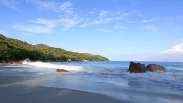 안 세 라 지 오 해변에서 일출 아름 다운 파도. — 비디오