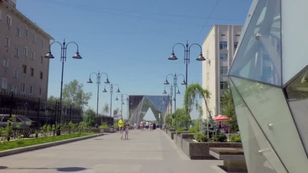 Przywrócone Ciocana Valikhanova street w centrum miasta. — Wideo stockowe