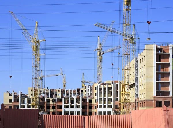 Construção de edifício de tijolo de apartamento de edifício alto. — Fotografia de Stock