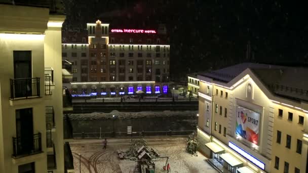 Kväll snöfall på Rosa Valley i Rosa Khutor Alpine Resort — Stockvideo