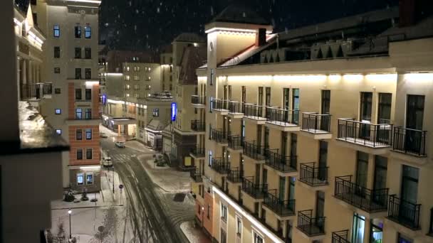 Nieve nocturna en el Valle Rosa en Rosa Khutor Alpine Resort — Vídeos de Stock