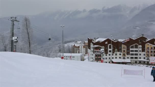 Priyut Pandy e Hotel Riders Lodge no planalto Rosa Khutor — Vídeo de Stock