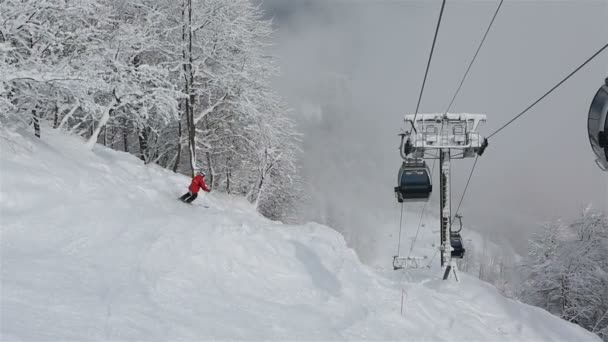 Gondel-Skilift im Alpinresort rosa khutor — Stockvideo