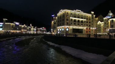 Rosa Khutor Alpine Resort Rosa vadide gece görünümü