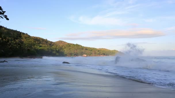 Ondas grandes ao nascer do sol na praia Anse Lazio . — Vídeo de Stock