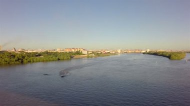 Şehir merkezinde İrtiş nehrinin sağ sahil.