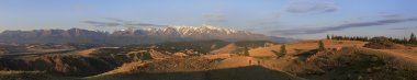 Panorama Kurai bozkırı ve Kuzey Chuya sırtı şafak vakti.