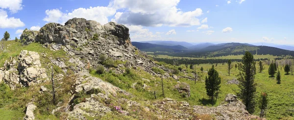 Haut Tiyahty et beau panorama des montagnes de l'Altaï . — Photo