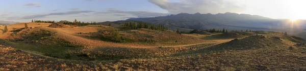 Panorama Kurayského pohoří za úsvitu. — Stock fotografie