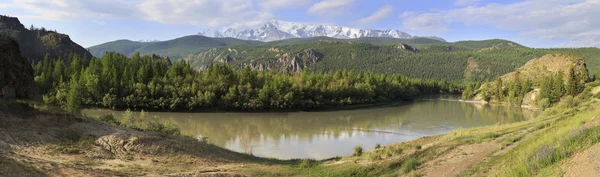 Chuya folyó és hófödte északi Chuysky-gerinc. — Stock Fotó