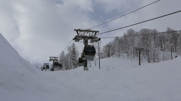 Gondola ski lift in Rosa Khutor Alpine Resort — Stock Video