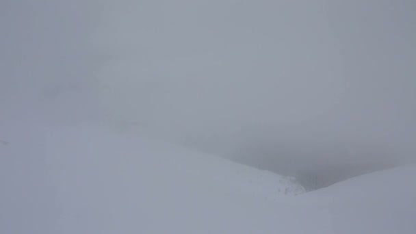 Hermosos picos de montaña de las montañas del Cáucaso en la niebla. Tiempo de caducidad — Vídeos de Stock