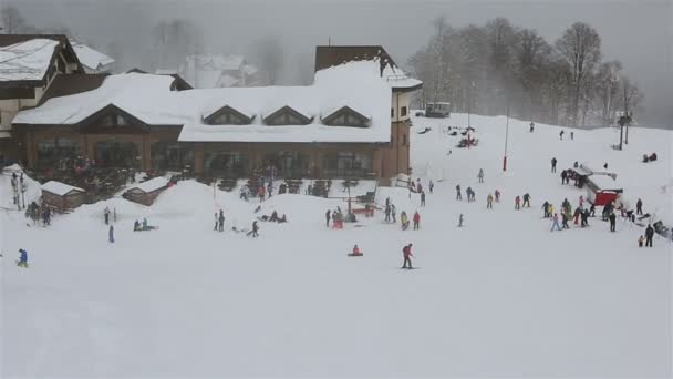 Costruzione Rose Priyut e ristorante Zima a Roza Khutor plateau — Video Stock