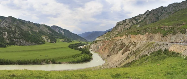 中也川とアルタイ山脈で Chuysky Trakt の曲げ. — ストック写真
