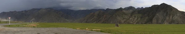 Nubes de tormenta sobre la cresta norte de Chuya de las montañas Altai. — Foto de Stock