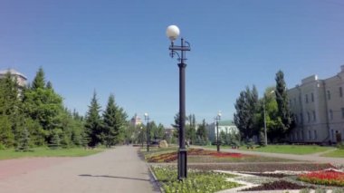 Tarskie Gate yakınındaki şehir merkezinde Park bölgesi.