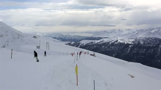 Panorama över bergen i Rosa Khutor Alpine Resort. Mountain view Gagra utbud. — Stockvideo