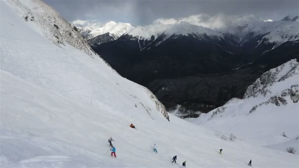 Bergpanorama der kaukasischen Berge in rosa khutor Alpinresort — Stockvideo