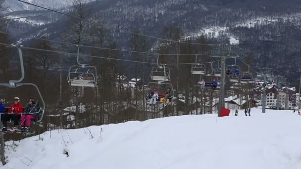 Chair ski lift in Rosa Khutor Alpine Resort — Stock Video