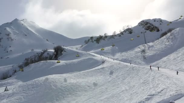 Pistas de esquí en Rosa Khutor Alpine Resort — Vídeos de Stock