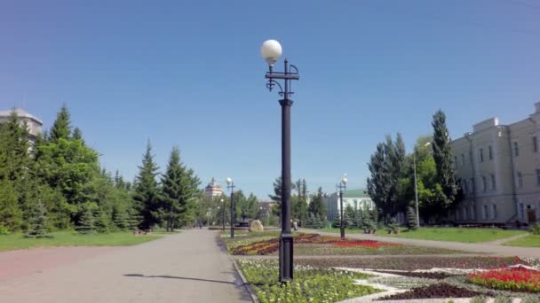 Park zone in het centrum in de buurt van Tarskie Gate. — Stockvideo