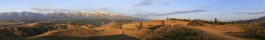 Panorama Kurai bozkırı ve Kuzey Chuya sırtı şafak vakti.