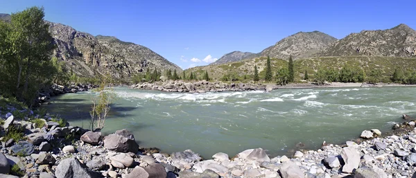 Πανέμορφο πανόραμα ποτάμι βουνό καλοκαίρι βαμβάκι. — Φωτογραφία Αρχείου