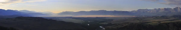 Panorama de la chaîne de montagnes Kuray et de la crête de Chuya Nord à l'aube. — Photo