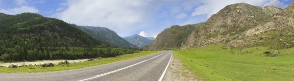 Hermoso panorama de Chuysky Trakt en las montañas de Altai. — Foto de Stock