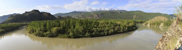 Chuya River and snow capped North Chuysky ridge. — Stock Photo, Image