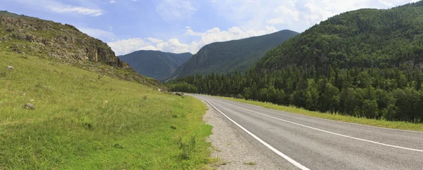 Belo panorama de Chuysky Trakt em Altai Montanhas. — Fotografia de Stock