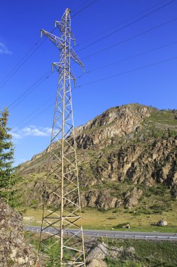 Yüksek gerilim enerji hatları Chuysky Trakt yakınındaki Altay dağlarında.